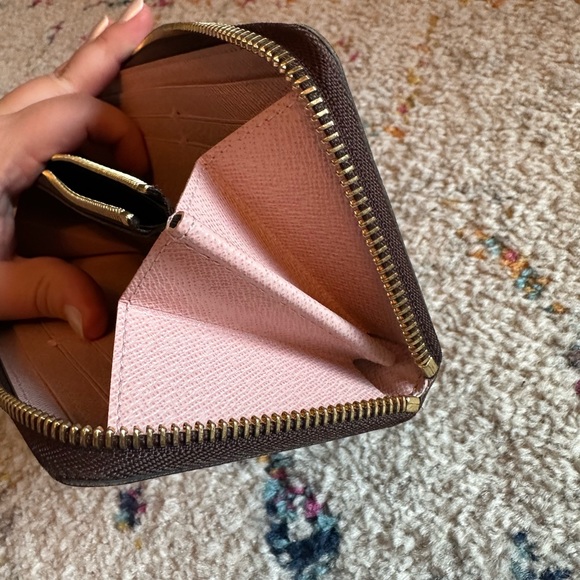 AUTHENTIC LOUIS VUITTON | Damier Ebene w Rose Ballerine interior Zippy Wallet - Picture 9 of 16